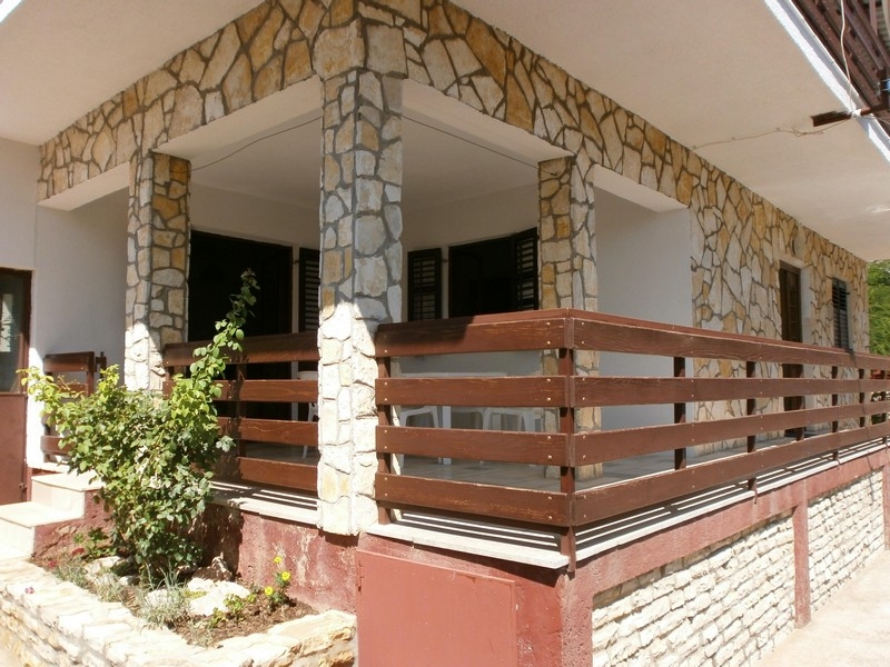 Terrasse couverte avec colonnes en pierre