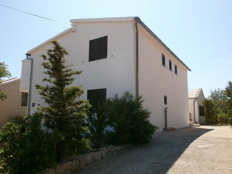 Vue latérale de la maison avec jardin