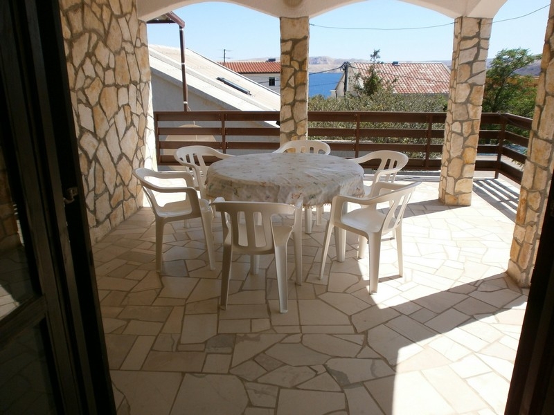 Solarium avec salon de jardin et vue mer