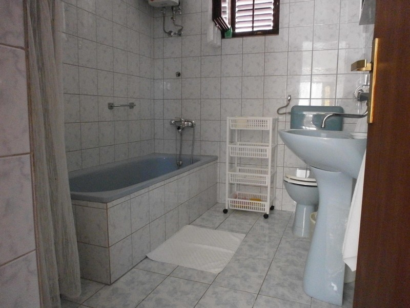 Salle de bains avec baignoire