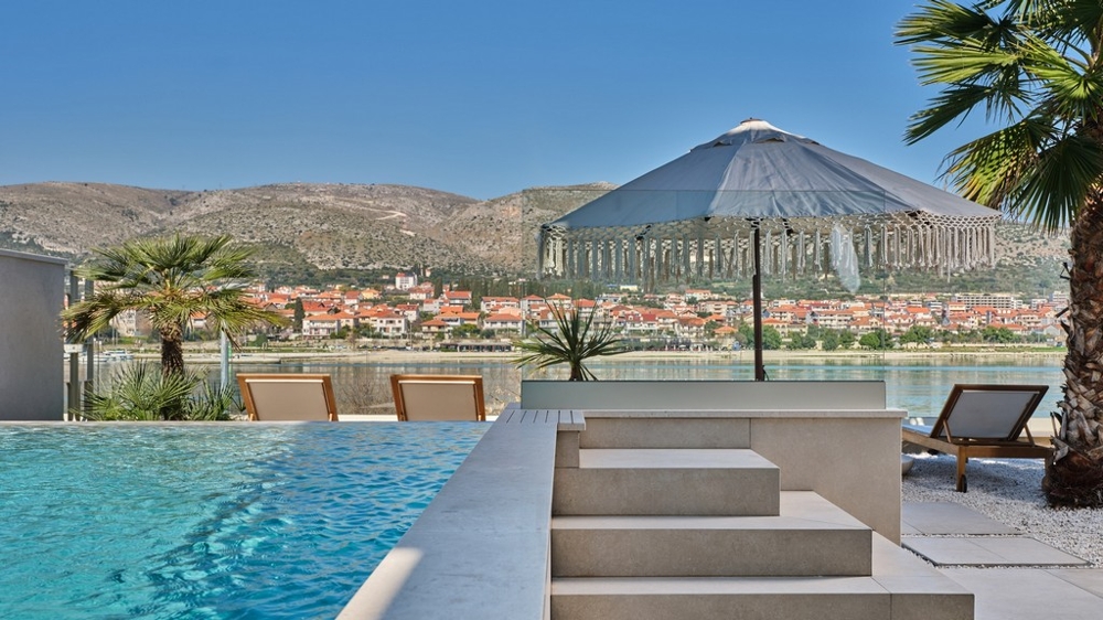 Piscine à débordement avec vue mer sur Trogir en Croatie