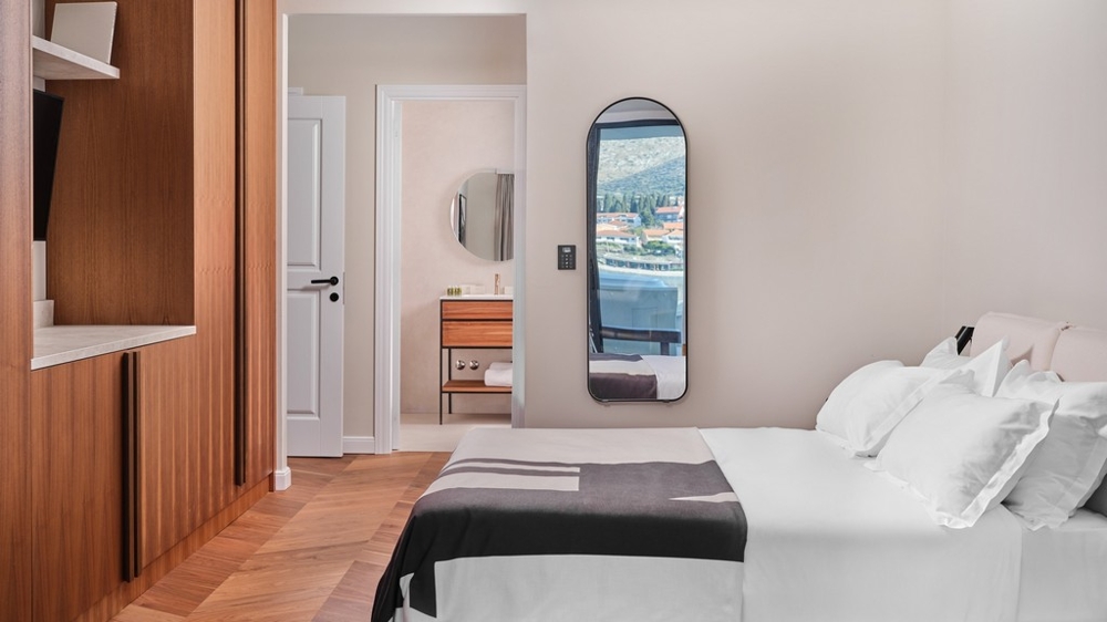 Chambre avec lit double et salle de bains privative