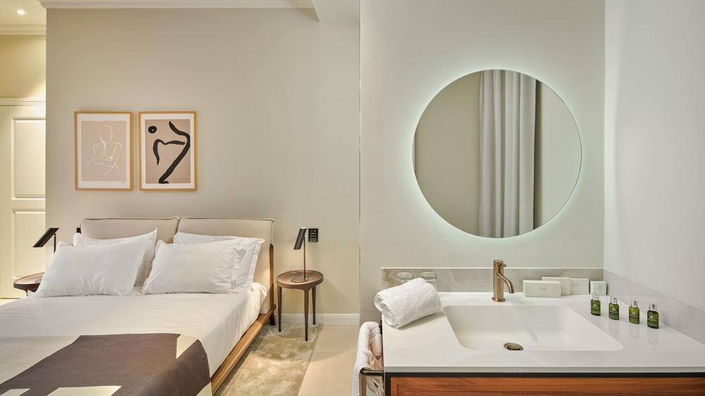 Chambre avec vasque et miroir