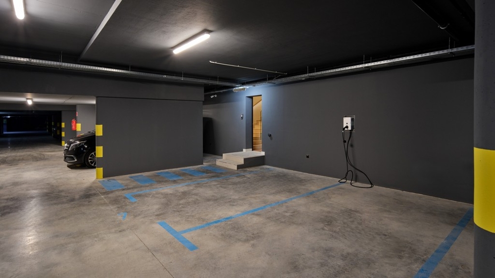 Garage souterrain avec place de stationnement et borne de recharge