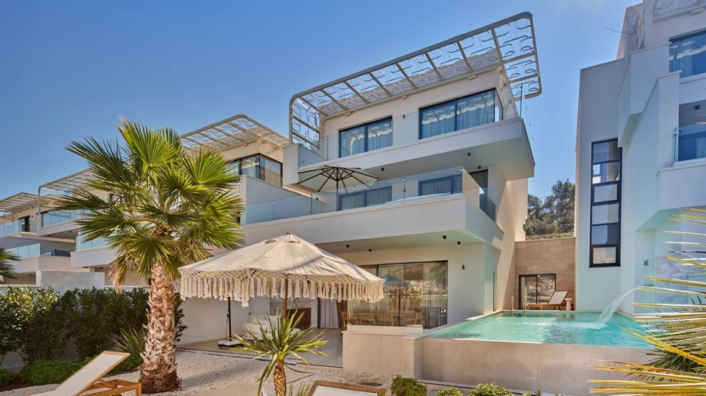 Villas de luxe modernes avec piscine et jardin