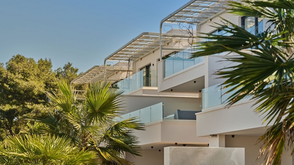 Terrasses avec garde-corps en verre et pergola