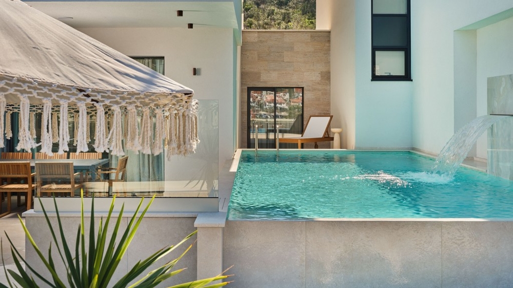 Terrasse avec piscine et jeu d'eau