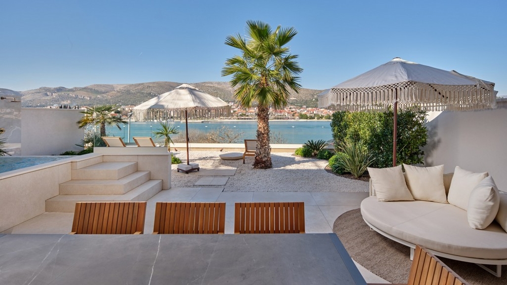 Solarium avec espace lounge et vue mer