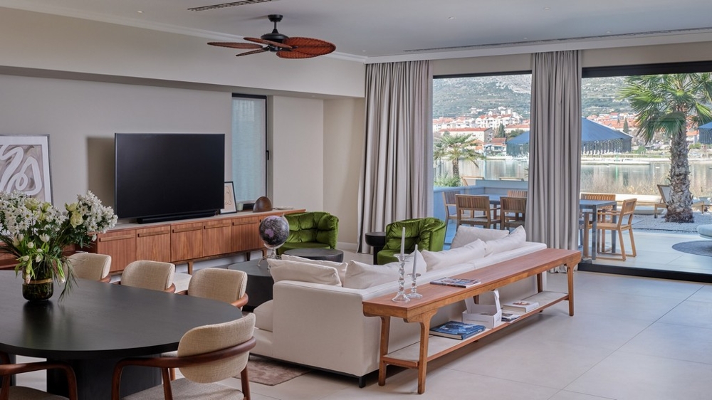 Salon avec accès à la terrasse et vue mer