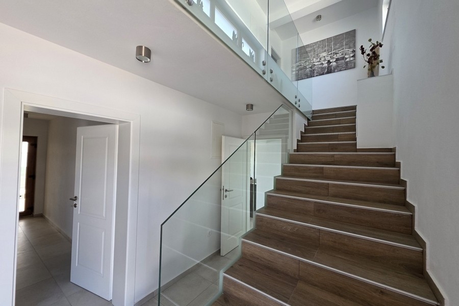Escalier intérieur avec garde-corps en verre