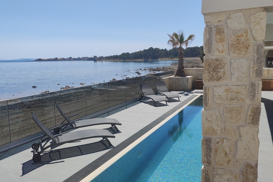 Bains de soleil au bord de la piscine avec vue sur la mer