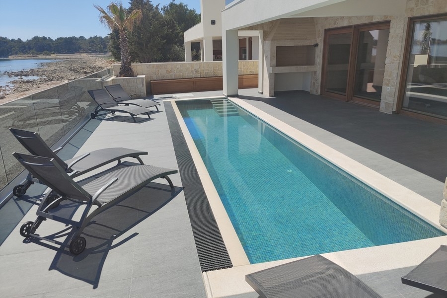 Piscine et solarium de la villa en Croatie