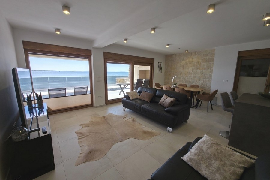 Séjour avec grande façade vitrée et vue mer