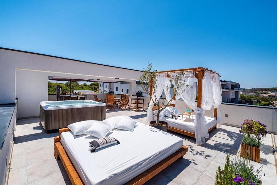 Maison individuelle moderne avec piscine et vue mer sur Ciovo en Croatie
