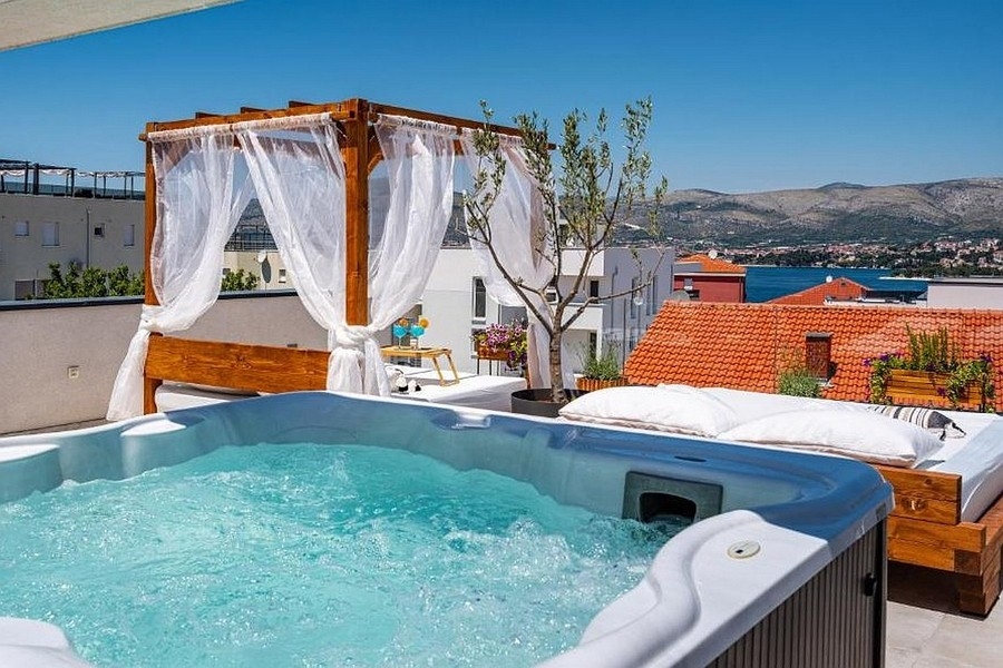 Jacuzzi sur le toit-terrasse avec vue sur la baie