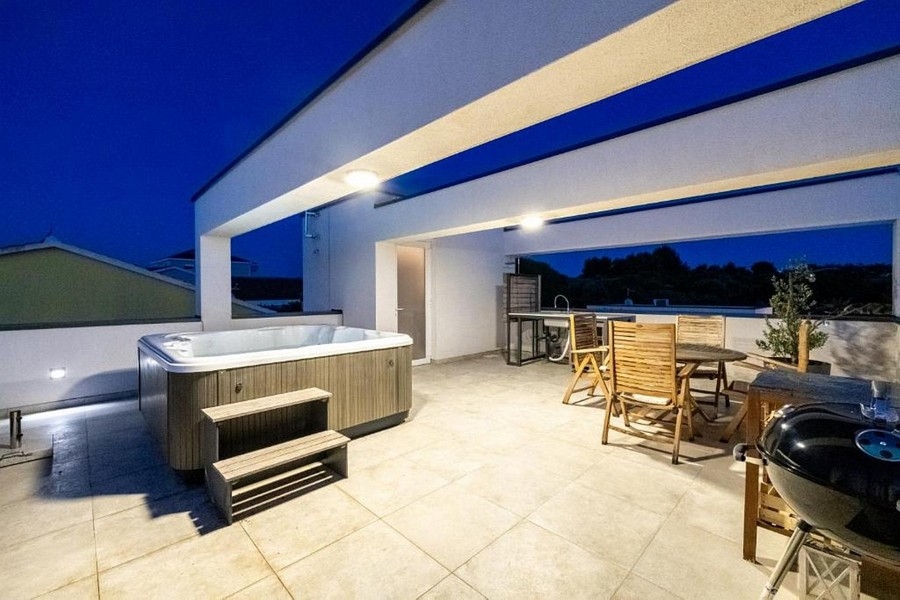 Toit-terrasse avec jacuzzi et coin repas le soir