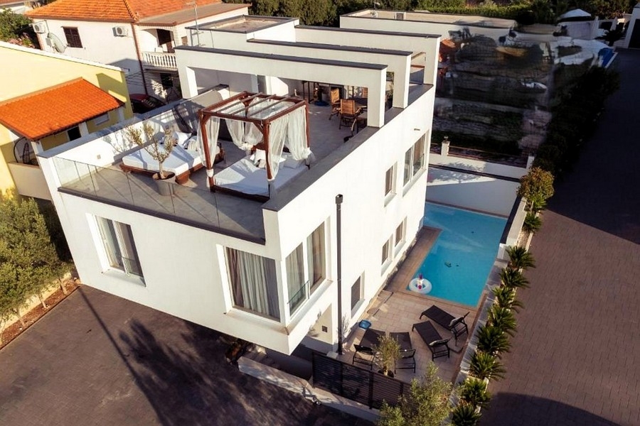 Vue aérienne de la maison avec piscine et toit-terrasse
