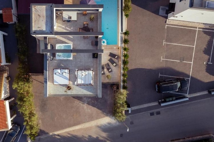 Vue de dessus de la maison, de la piscine et du toit-terrasse