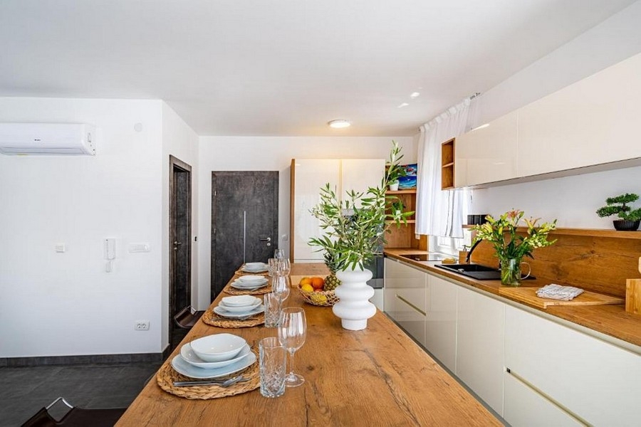 Cuisine avec table à manger en bois