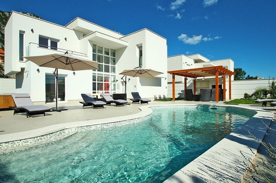 Villa moderne avec piscine et terrasse solarium à Grizane