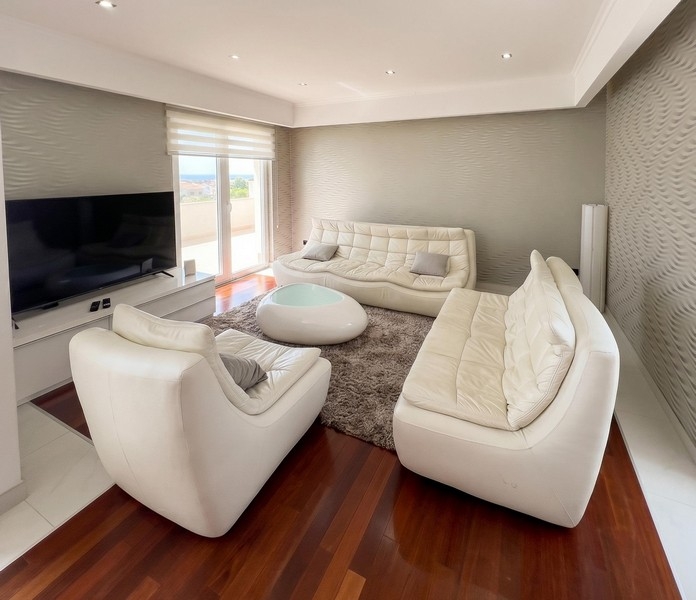 Séjour avec parquet et télévision