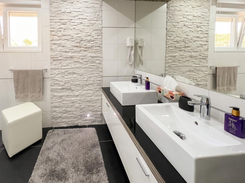 Salle de bains moderne avec double vasque