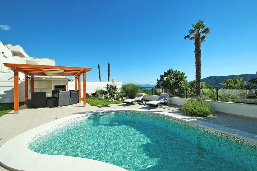 Piscine avec pergola et vue sur la campagne verdoyante