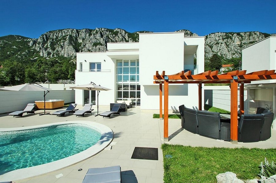 Espace extérieur de la villa avec piscine et jacuzzi