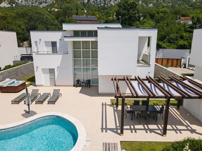 Terrasse solarium avec transats et pergola