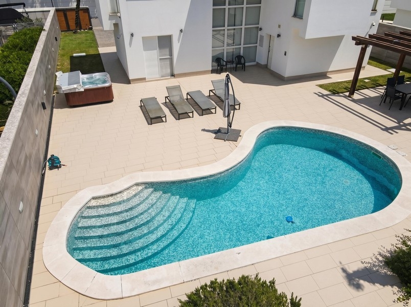 Piscine chauffée avec escalier et espace détente
