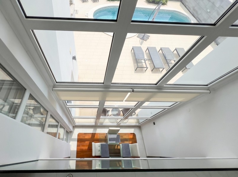 Verrière baignée de lumière à l'intérieur