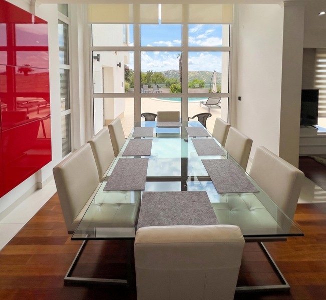 Espace repas lumineux avec grande table en verre
