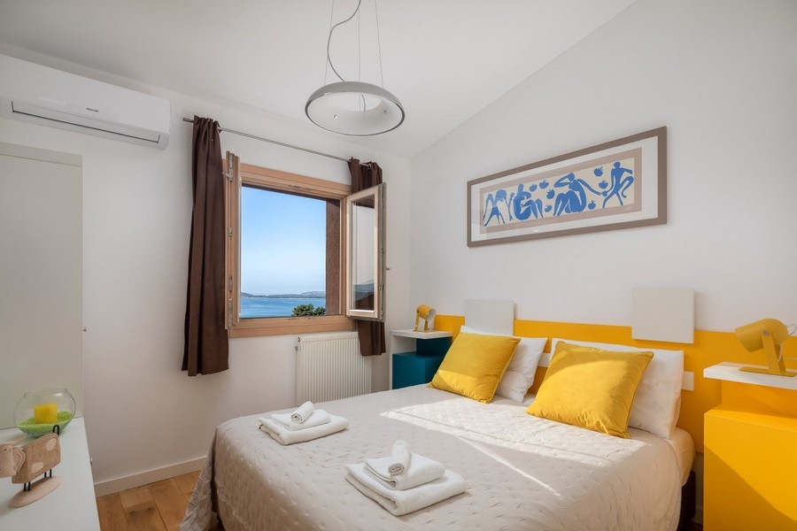 Chambre avec vue mer et touches de jaune
