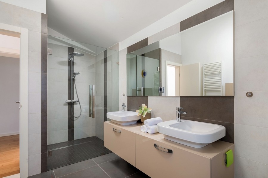 Salle de bains moderne avec douche et double vasque
