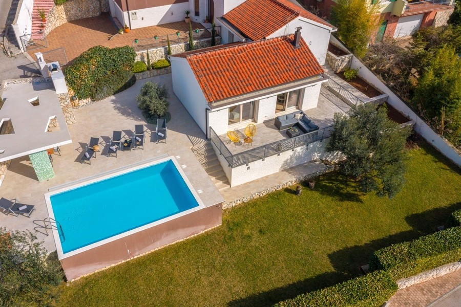 Vue aérienne de la villa avec piscine et jardin en Croatie