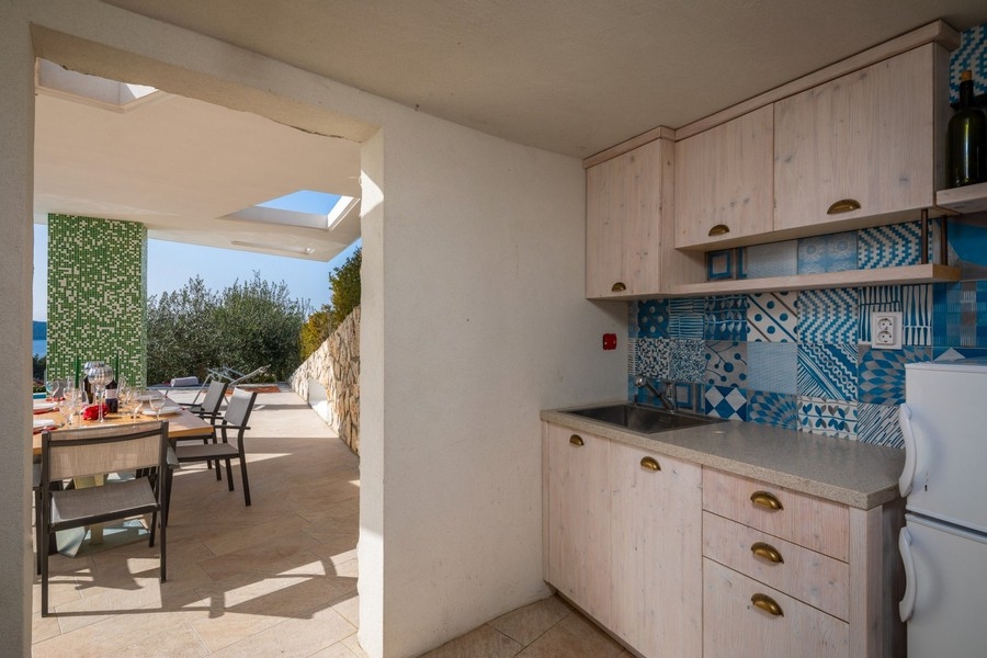 Cuisine moderne avec accès à la terrasse