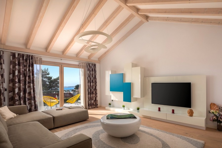 Séjour clair avec plafond en bois et vue mer