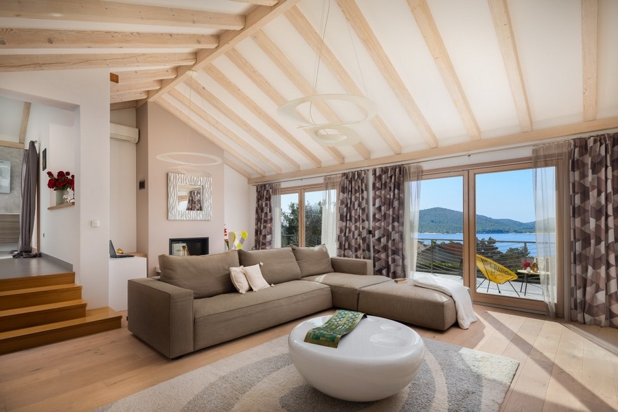Spacieux salon avec canapés et vue mer