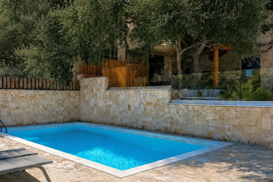 Piscine à la maison en pierre en Croatie