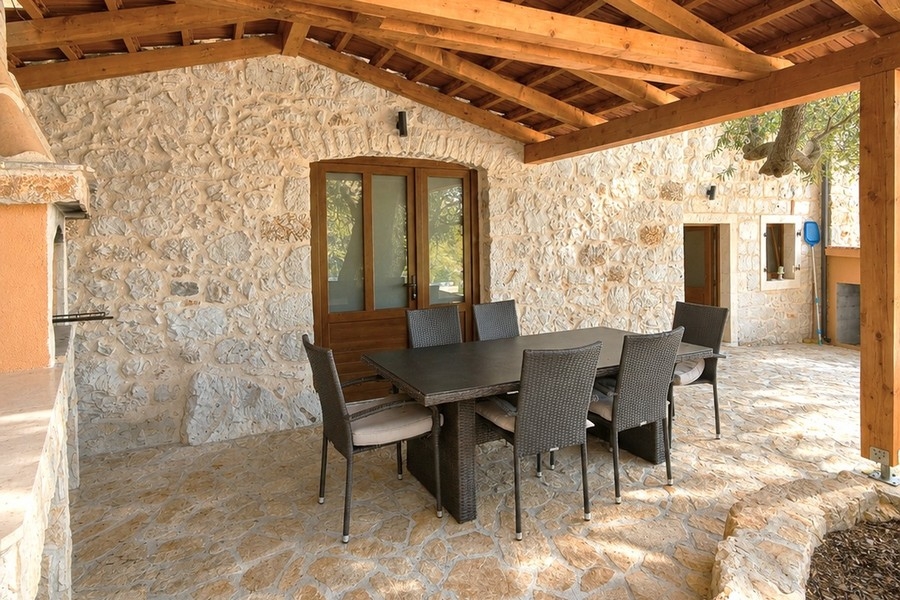 Espace extérieur avec coin salon à la maison en pierre