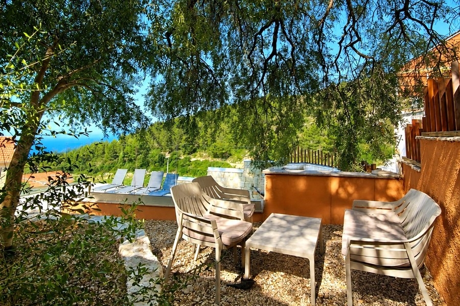 Coin salon dans le jardin avec vue mer