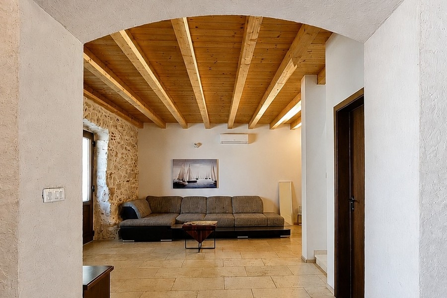 Salon avec plafond à poutres en bois