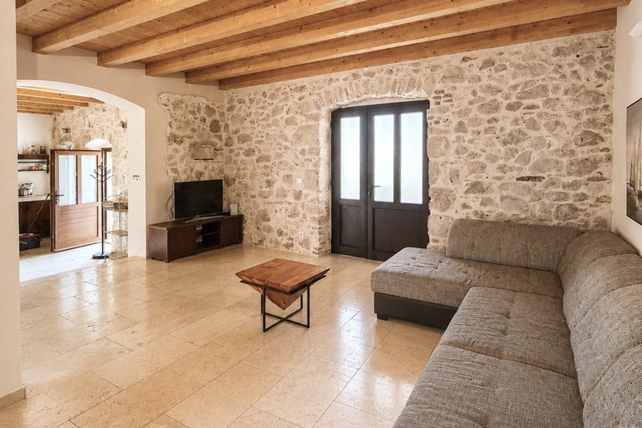 Séjour avec mur en pierre naturelle en Croatie