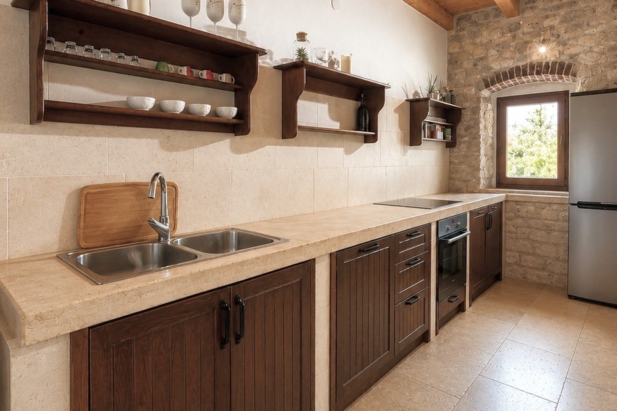 Cuisine avec mur en pierre naturelle