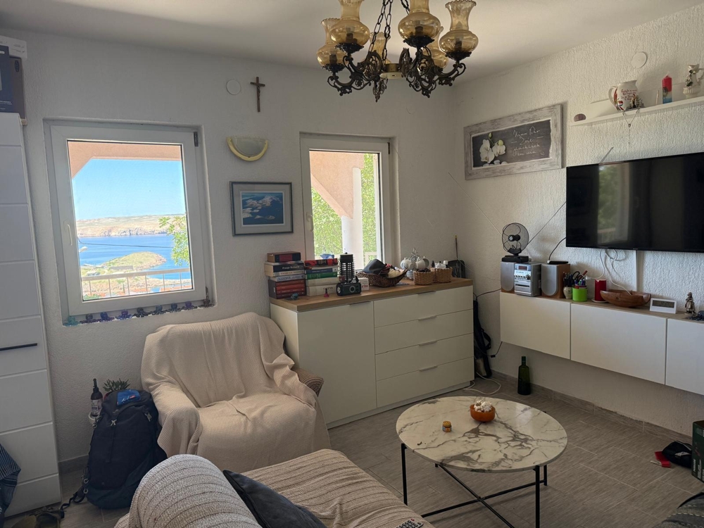 Salon avec fenêtre donnant sur la mer