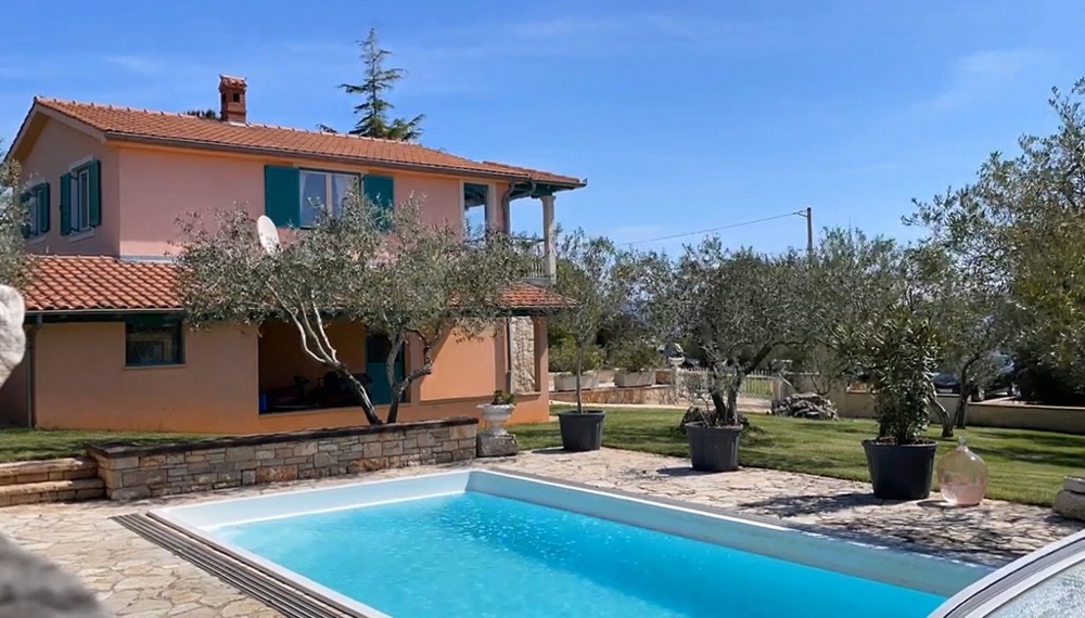 Maison méditerranéenne avec piscine et jardin à Krnica