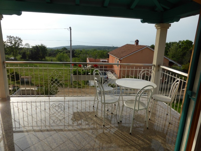 Terrasse avec coin salon et vue sur la verdure