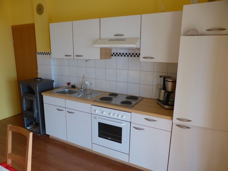Cuisine avec cuisinière et placards intégrés