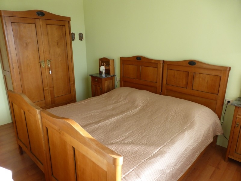 Chambre avec lit en bois