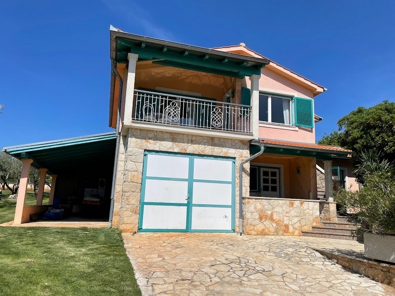 Vue latérale de la maison avec garage